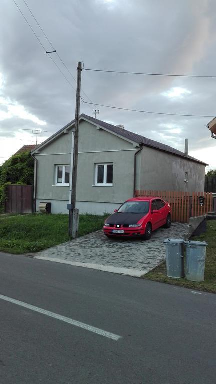 Halex 4 Villa Bojna Bagian luar foto